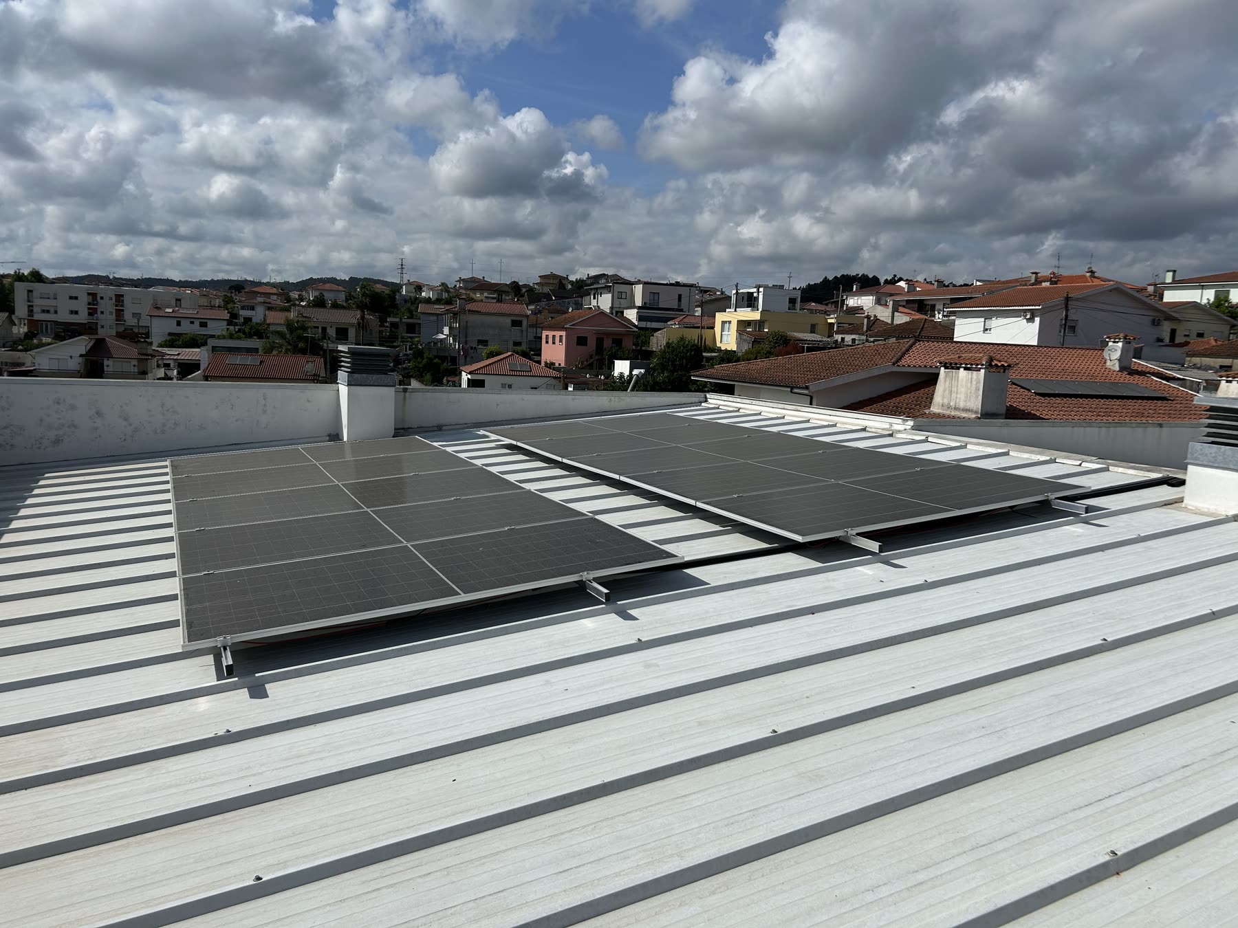 Painéis fotovoltaicos instalados em cobertura metálica
