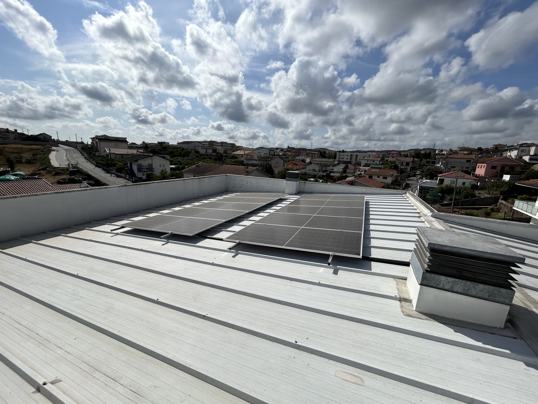 Sistema fotovoltaico em telhado residencial